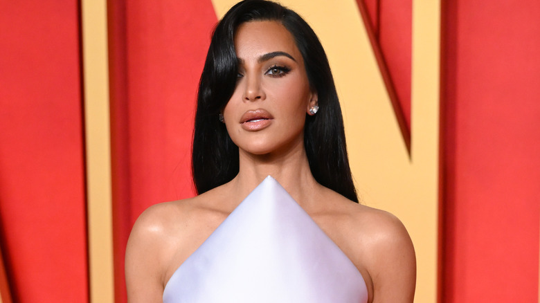 Kim Kardashian porte du blanc