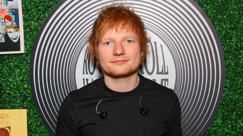 Chemise noire Ed Sheeran souriante