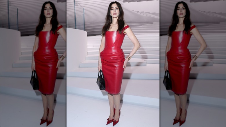 Anne Hathaway posant en mini-robe rouge