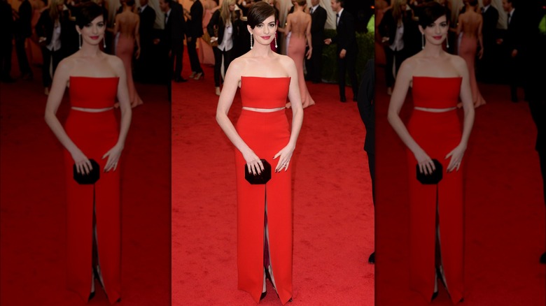 Anne Hathaway porte une tenue deux pièces rouge