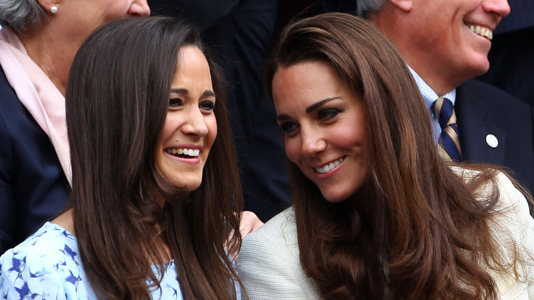 Pippa et Kate Middleton rient