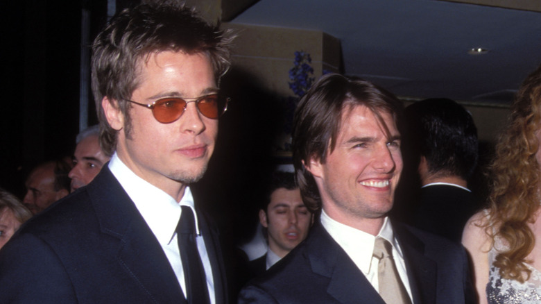 Brad Pitt porte des lunettes de soleil, Tom Cruise souriant