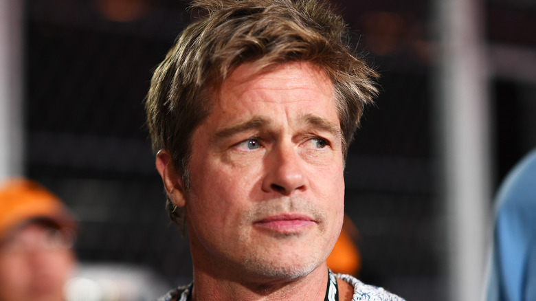 Brad Pitt fronçant les sourcils