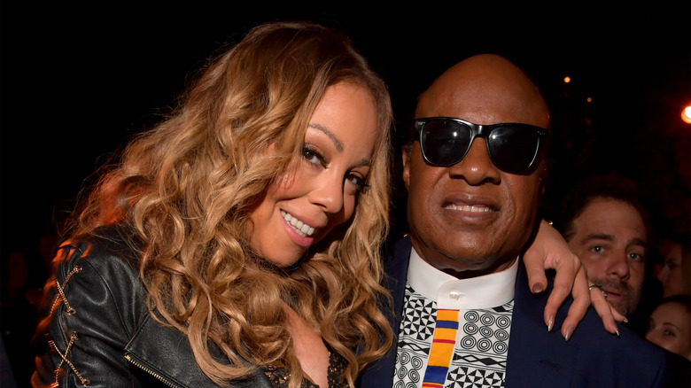 Mariah Carey posant avec Stevie Wonder