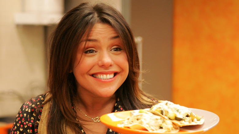 Rachael Ray souriant avec une assiette de nourriture