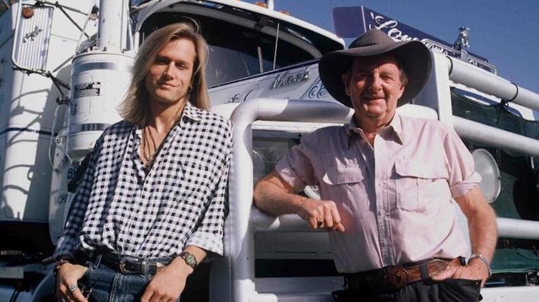 Keith Urban et Slim Dusty posant sur un camion