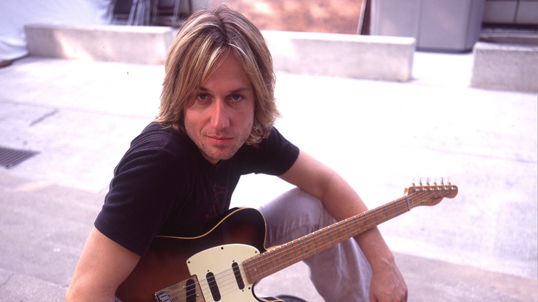 Keith Urban posant en 2002