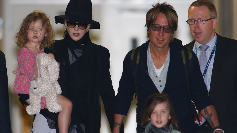 Keith Urban et Nicole Kidman marchant avec leurs filles