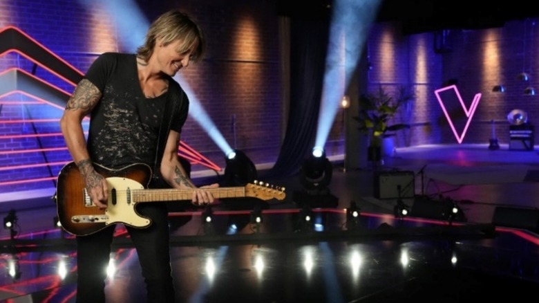 Keith Urban joue de sa guitare sur The Voice