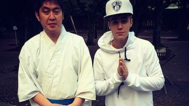 Justin Bieber posant devant un sanctuaire