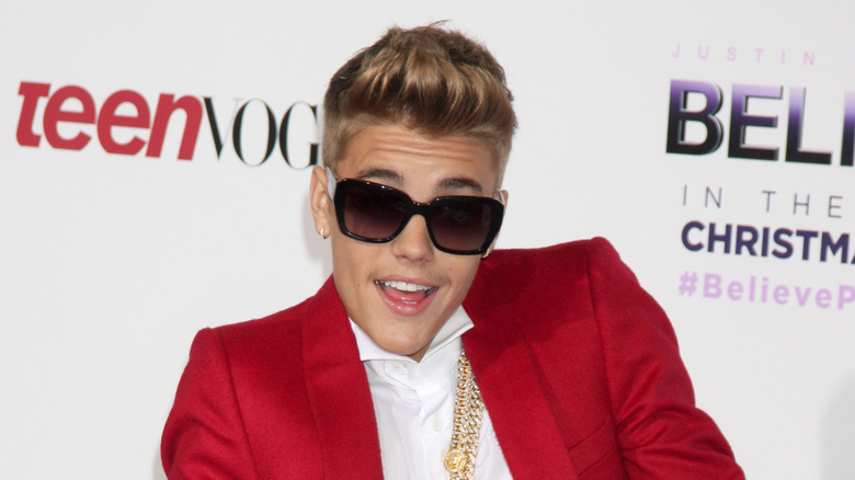 Justin Bieber posant sur le tapis rouge
