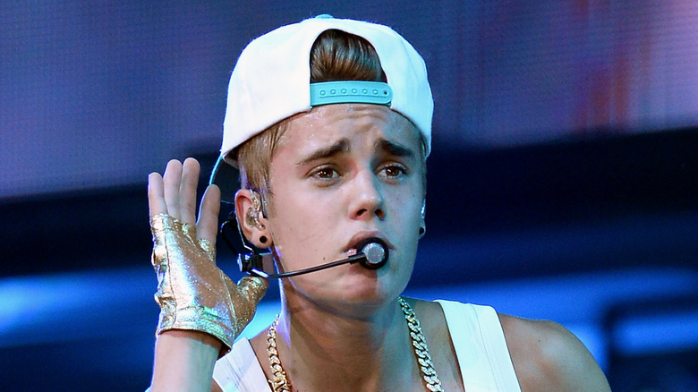Justin Bieber sur scène avec une casquette à l'envers