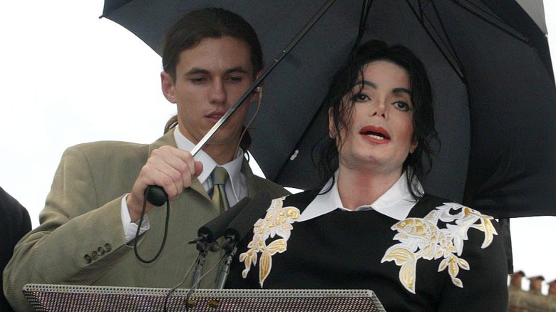 Matt Fiddes tient un parapluie pour Michael Jackson