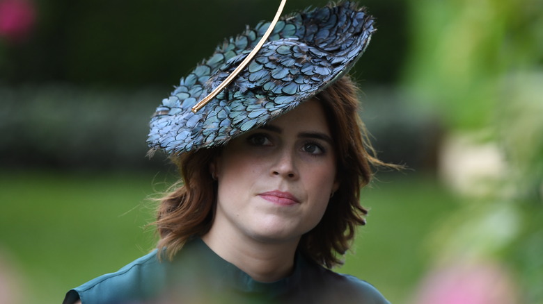 La princesse Eugénie porte un chapeau à plumes bleu