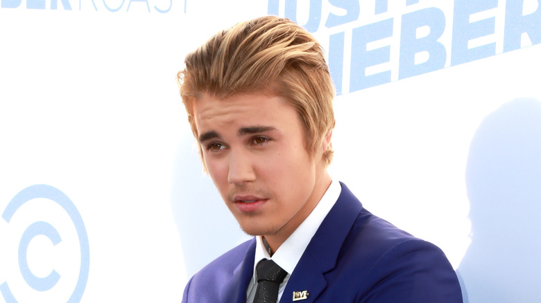 Justin Bieber posant en costume bleu
