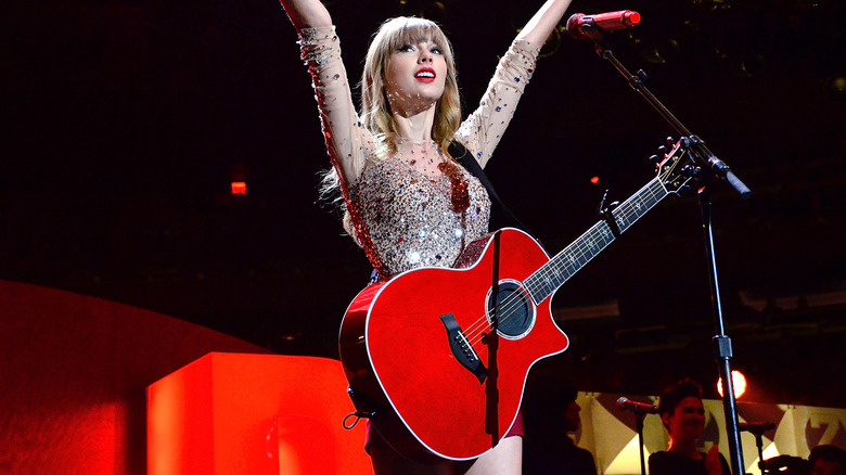 Taylor Swift jouant avec une guitare