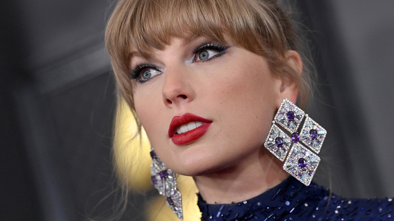 Taylor Swift porte des boucles d'oreilles Lorraine Schwartz