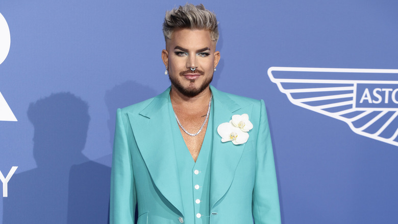 Adam Lambert portant un costume bleu sarcelle