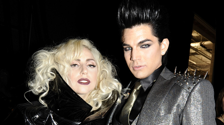 Lady Gaga et Adam Lambert posant