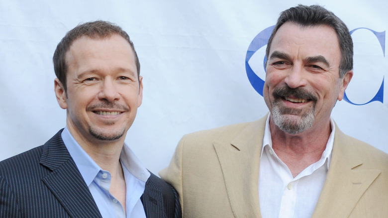 Tom Selleck et Donnie Wahlberg souriants