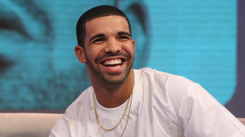 Drake souriant