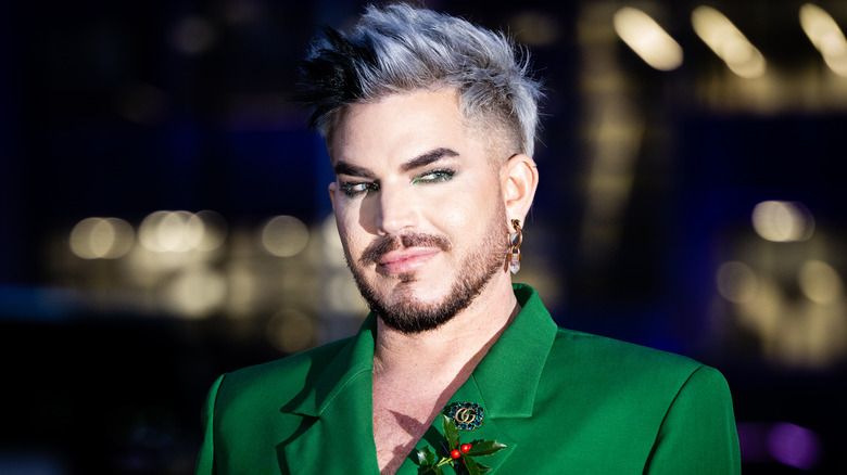 Adam Lambert avec un eye-liner vert