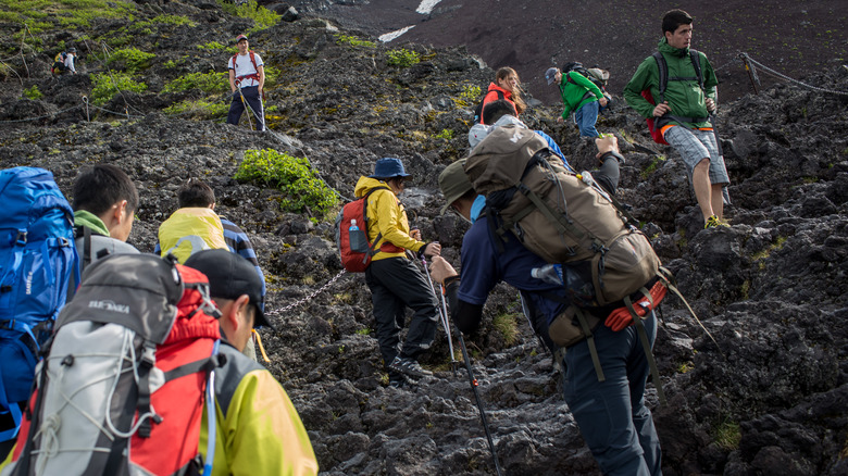 Groupe de randonneurs sur le mont Fuji