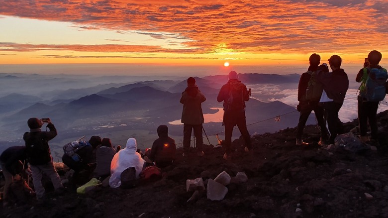 Lever de soleil sur le sommet du Mont Fuji