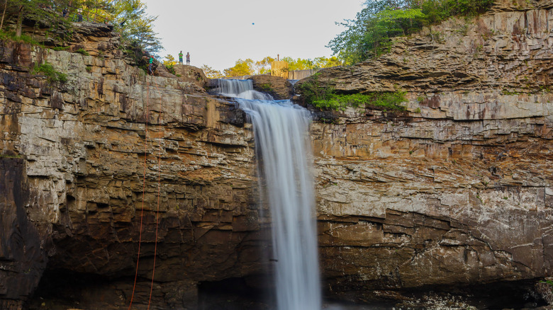 Deux randonneurs debout au sommet des chutes Desoto