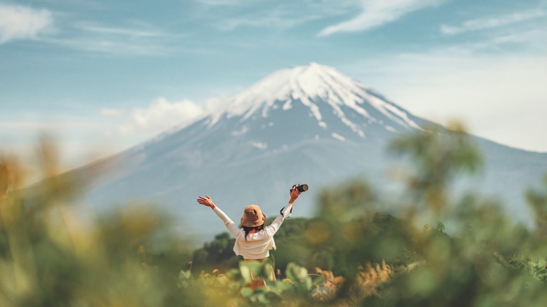 Touriste heureux visitant le mont Fuji