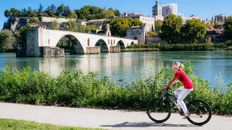 Cycliste féminine près d'Avignon