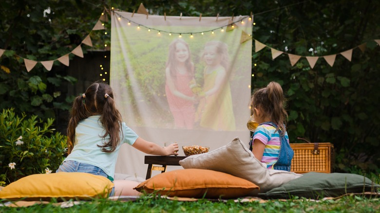 Les enfants regardent des films à l'extérieur