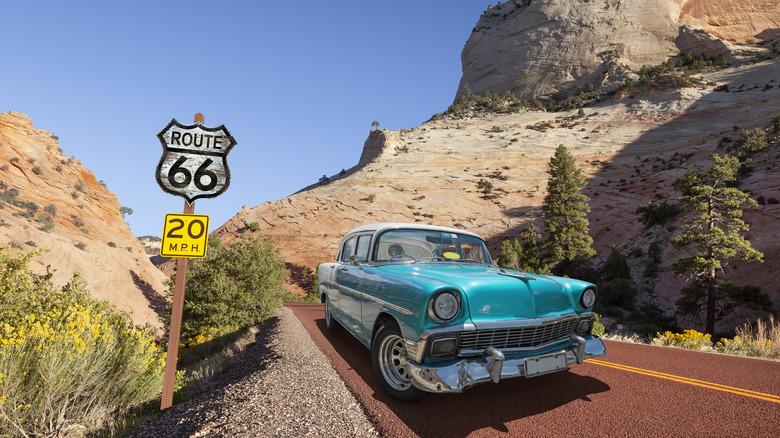 Voiture ancienne vintage roulant sur la Route 66