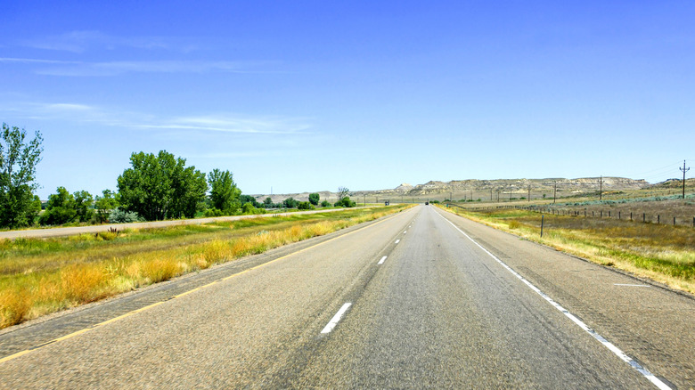 Autoroute vide dans les plaines