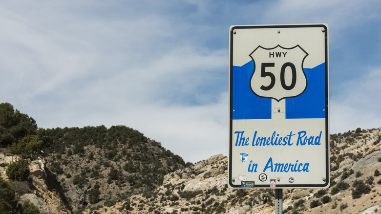 Borne de l'autoroute 50 