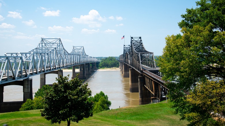 Traversée de la route US 80 sur le fleuve Mississippi 