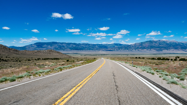 Tronçon de route solitaire dans le désert du Nevada