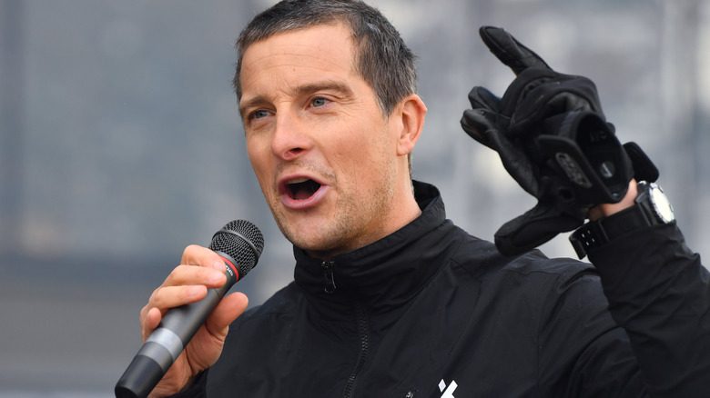 Bear Grylls montre du doigt et parle