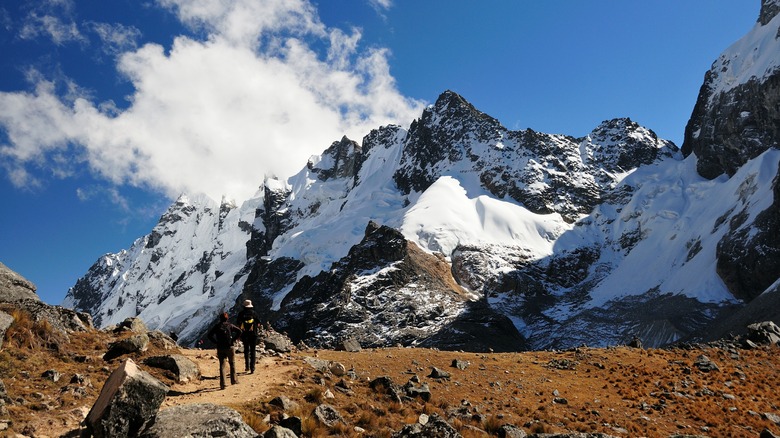 Randonneurs sur le sentier autour du Nevado Salkantay