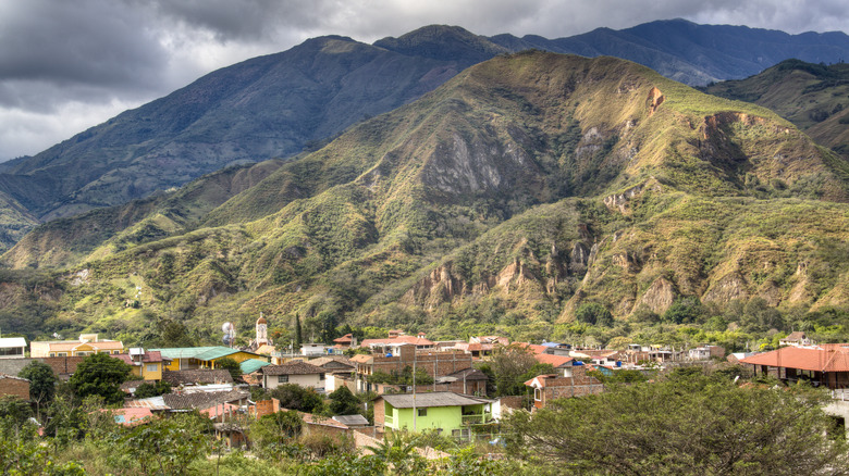 La ville de Vilcabamba entourée par la cordillère des Andes