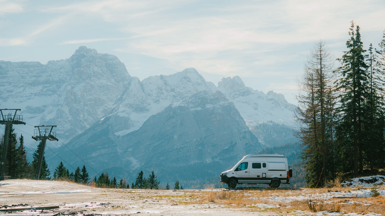 Camping-car stationné dans les bois