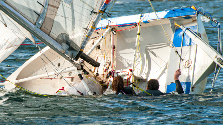 marins avec bateau chaviré