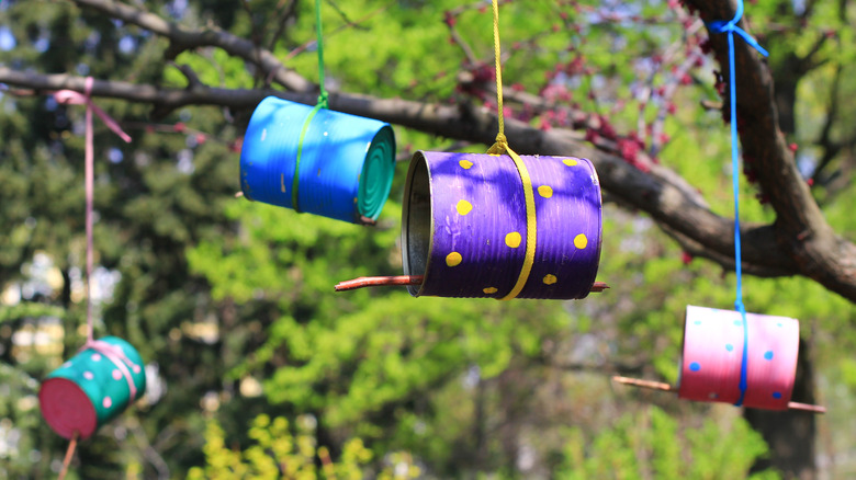 mangeoires à oiseaux en boîte de conserve