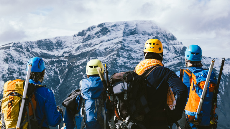 Randonneurs regardant la montagne avec leur équipement