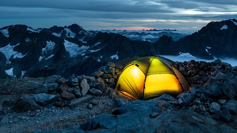 Camping dans l'arrière-pays de la chaîne des Cascades