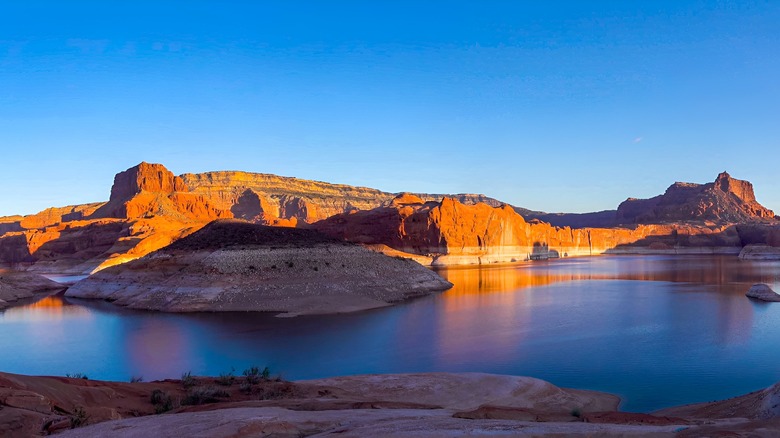 Lac Powell dans la zone de loisirs nationale de Glen Canyon 