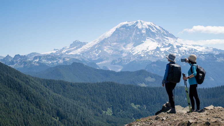 Deux randonneurs près du mont Rainier