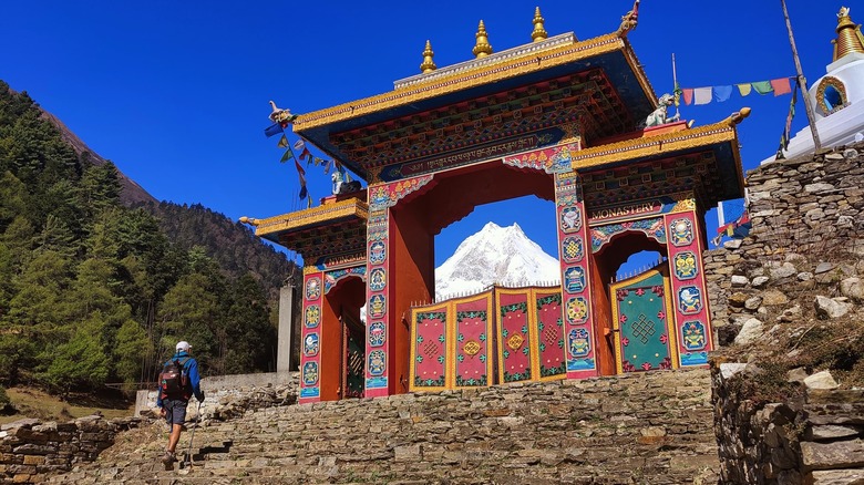 Mont Manaslu à travers la porte tibétaine