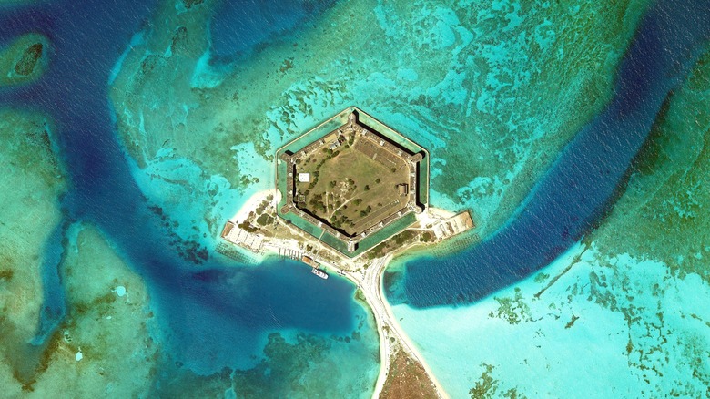 Vue aérienne du Fort Jefferson entouré d'eau