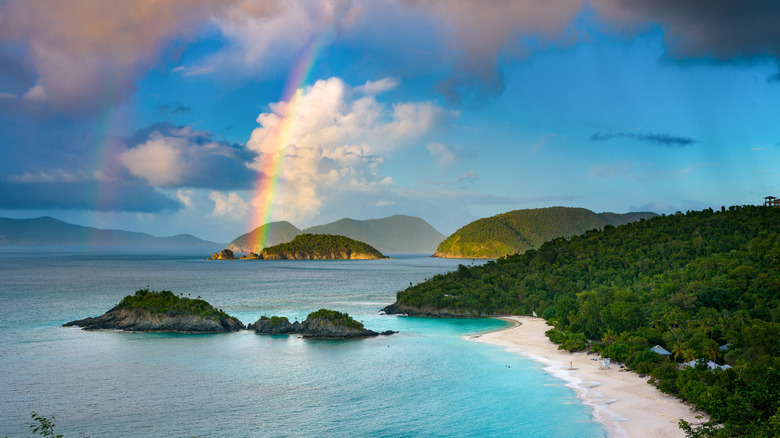 Arc-en-ciel au-dessus de la baie de Trunk